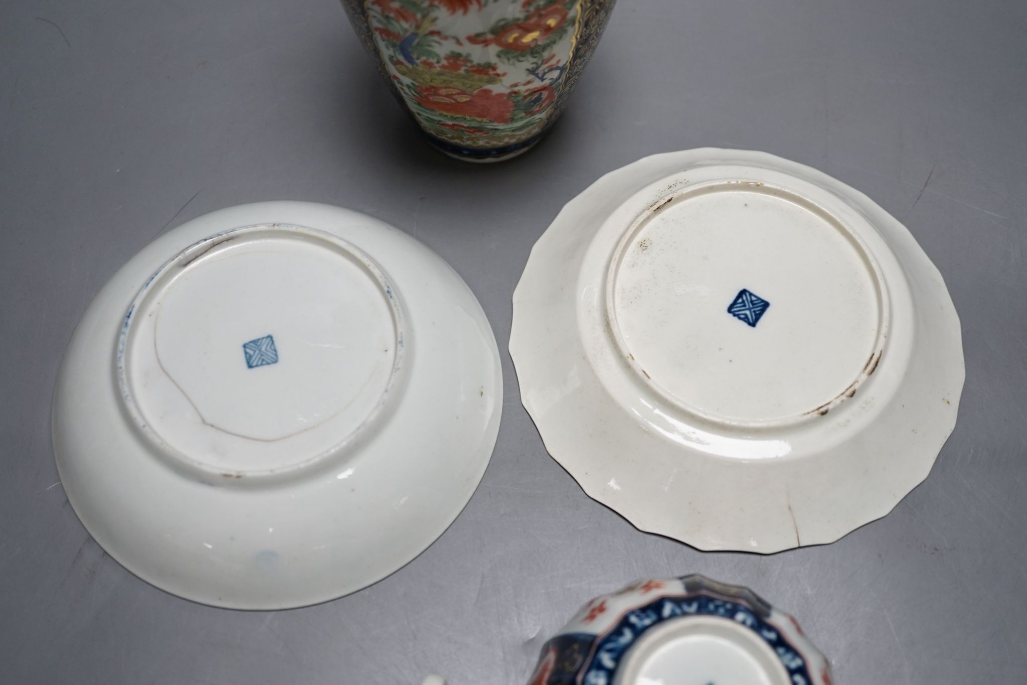 A Worcester kakiemon-style vase and two similar cups and saucers, circa 1775–80